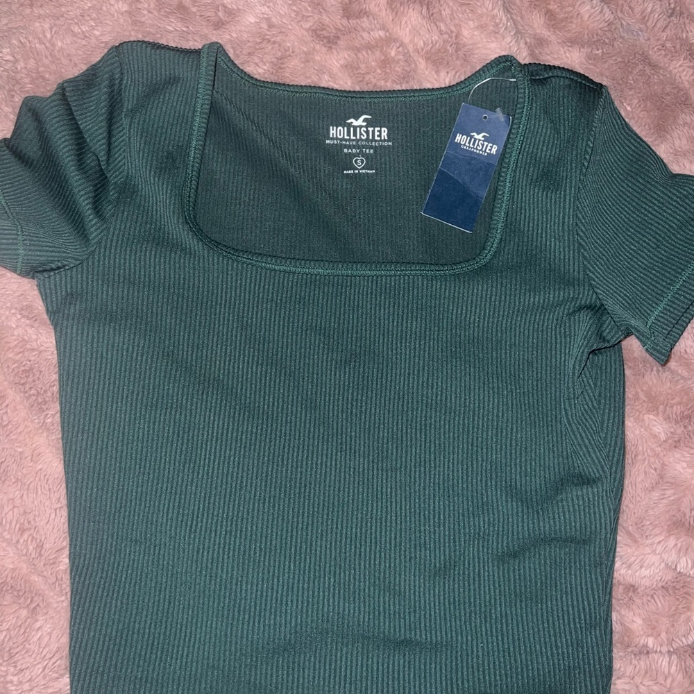 Hollister Women's Dark Green Ribbed Tee